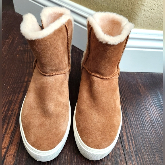 Women's UGG Boots, Size 8 - Picture 2 of 9